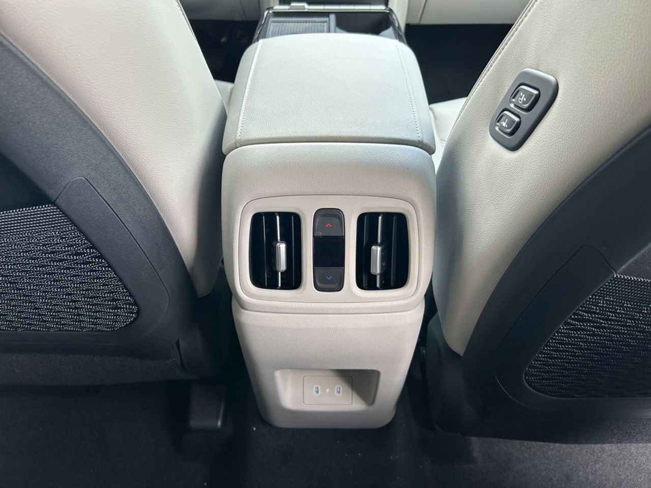https://csb-strapi-files.fsn1.your-objectstorage.com/inventory-cars/images/03c76f009228c8ebd1aa06e426d115a4cc73bd10/22_1280_6582.jpg