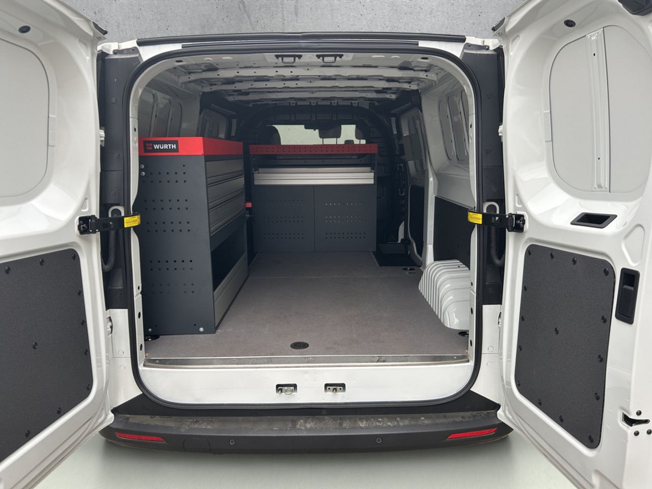 https://csb-strapi-files.fsn1.your-objectstorage.com/inventory-cars/images/06700a54b822d9734acfbc860d4b9003a6f68406/18_1280_3559.jpg