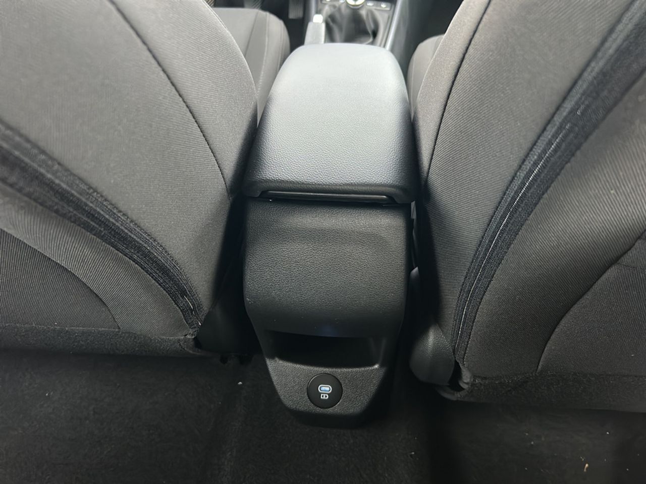 https://csb-strapi-files.fsn1.your-objectstorage.com/inventory-cars/images/0922d821ad7c1c8fcd250ac060b990e14fc9636d/30_1280_6422.jpg