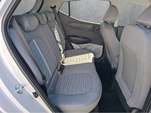 https://csb-strapi-files.fsn1.your-objectstorage.com/inventory-cars/images/0a06735e51f56cec31d1478f585238e3d9930f9a/19_500_9063.jpg