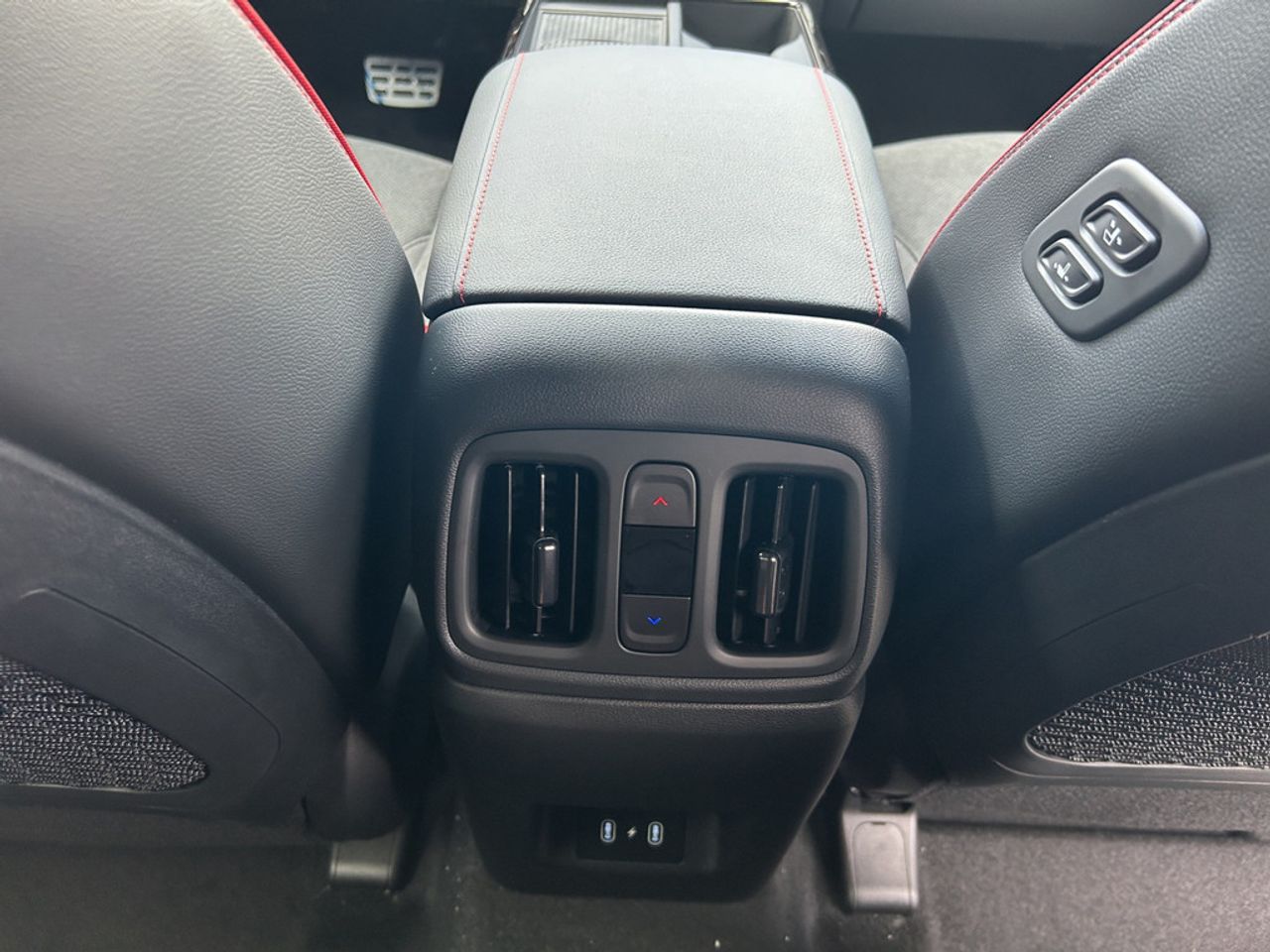 https://csb-strapi-files.fsn1.your-objectstorage.com/inventory-cars/images/10dccf8ecfec690fa90dc84e9ab7ff5ff3022d32/23_1280_2266.jpg