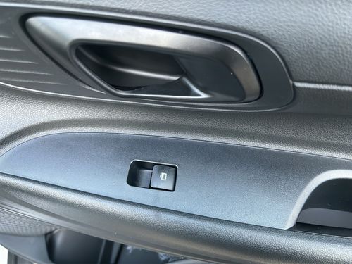 https://csb-strapi-files.fsn1.your-objectstorage.com/inventory-cars/images/122c6c8df68060d5f76706f237e402aa05e6049b/21_500_1421.jpg