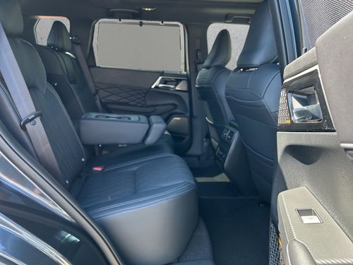 https://csb-strapi-files.fsn1.your-objectstorage.com/inventory-cars/images/12fc3b3b5a884fc35c87101df2ed6952d9d74d60/18_500_1528.jpg