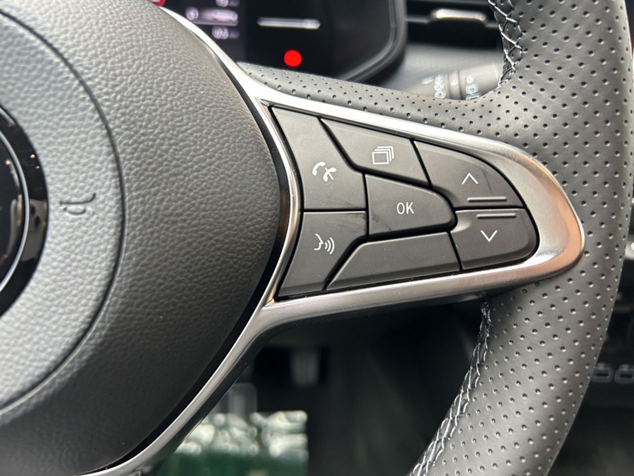 https://csb-strapi-files.fsn1.your-objectstorage.com/inventory-cars/images/1347fb106bcb55aaba0b2a59972b027c74537c36/13_1280_7058.jpg