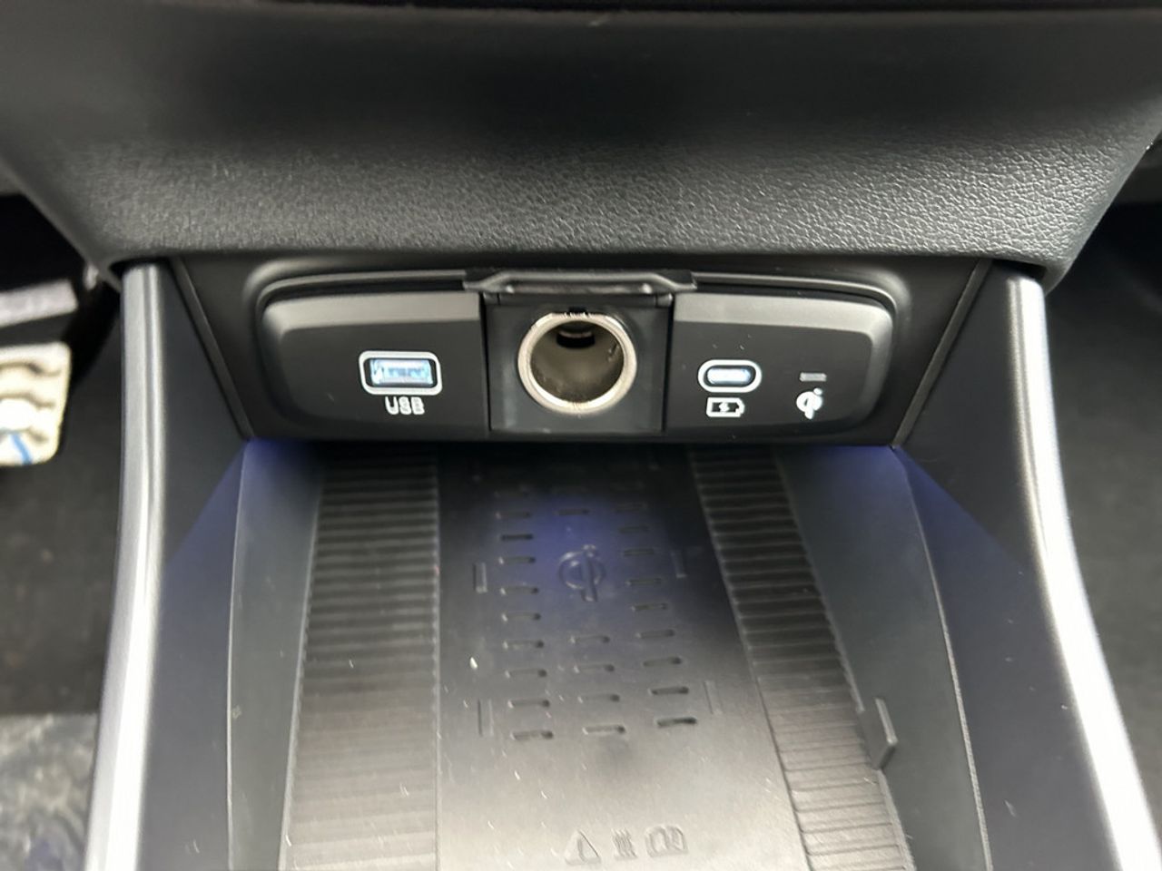 https://csb-strapi-files.fsn1.your-objectstorage.com/inventory-cars/images/15aeaeb0b9ae2e696b3d2805286709c46a60c61c/23_1280_8308.jpg