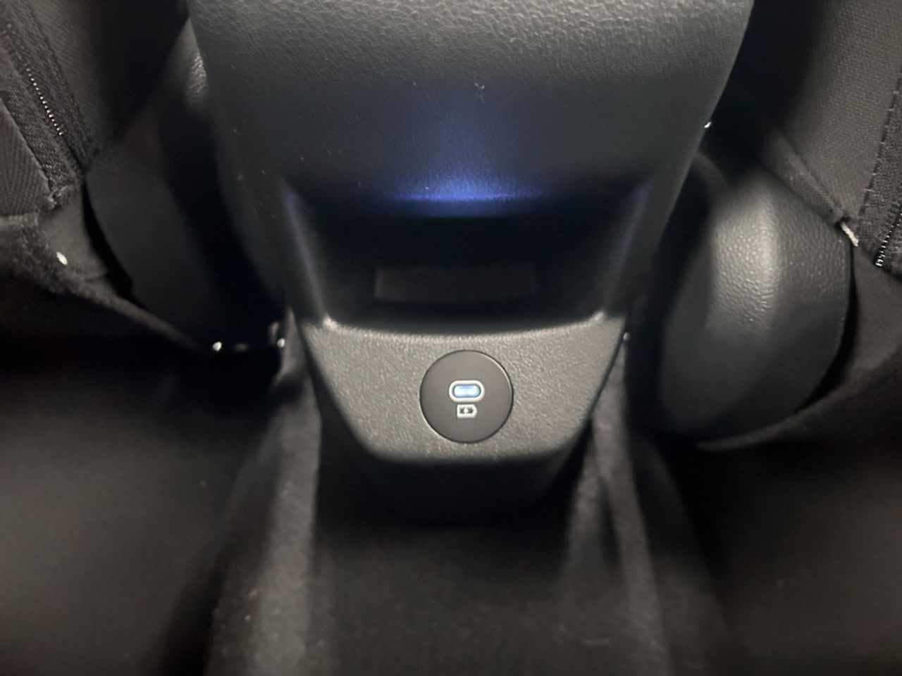 https://csb-strapi-files.fsn1.your-objectstorage.com/inventory-cars/images/15aeaeb0b9ae2e696b3d2805286709c46a60c61c/33_1280_2141.jpg