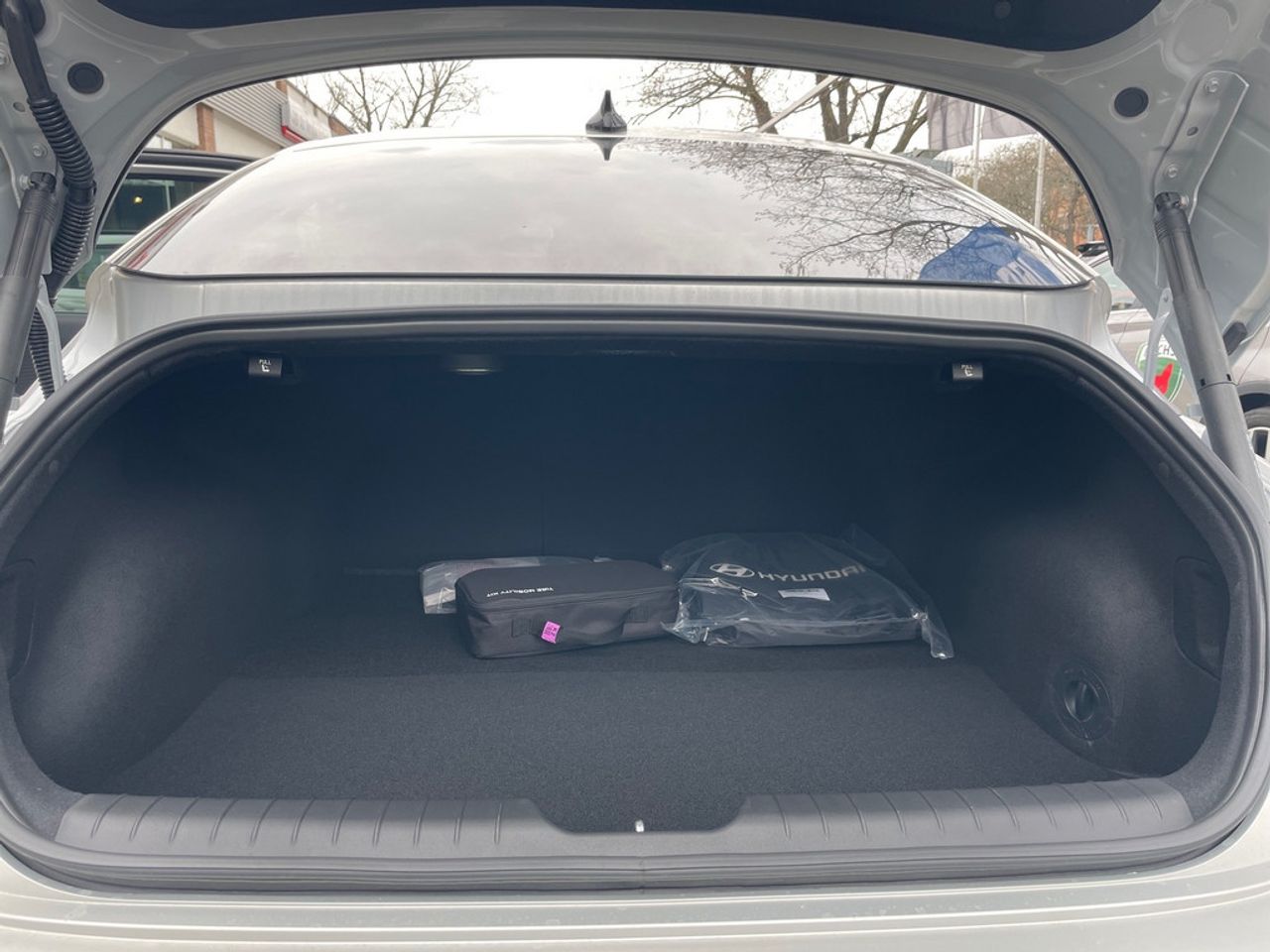 https://csb-strapi-files.fsn1.your-objectstorage.com/inventory-cars/images/166d4bd277bfcd317d0e0cbe59dfbbb490d6c665/11_1280_8615.jpg