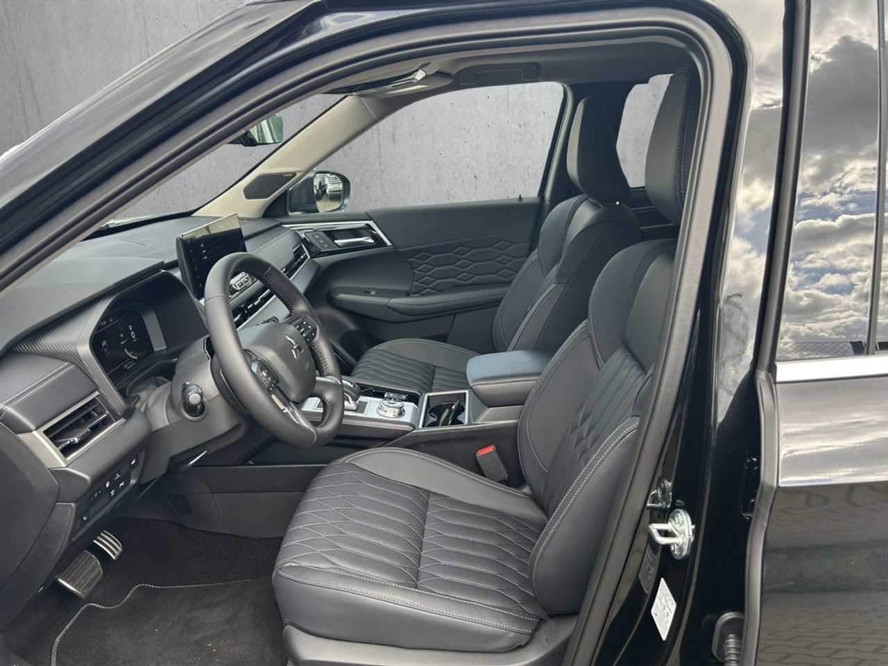 https://csb-strapi-files.fsn1.your-objectstorage.com/inventory-cars/images/1687ea7ea2a4f62bf495cdf57cac46adf5fd0bef/9_1280_1468.jpg