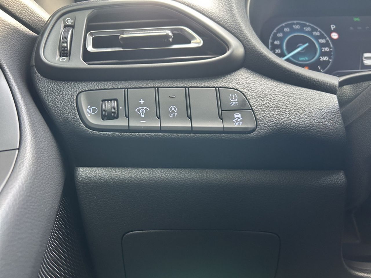 https://csb-strapi-files.fsn1.your-objectstorage.com/inventory-cars/images/18c3ff3b46dccf710edf5064eb6e82db9a8c5fb8/33_1280_7227.jpg