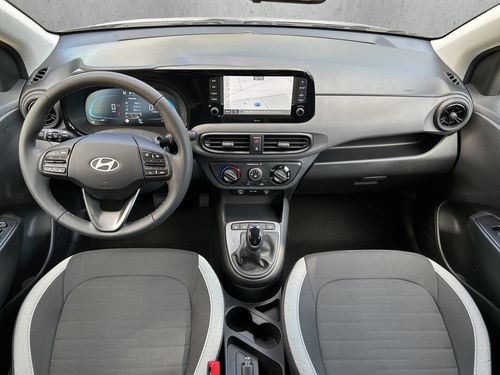 https://csb-strapi-files.fsn1.your-objectstorage.com/inventory-cars/images/1b68d29b3be13ab94d0488b843c2d86bb986d6d9/15_500_9351.jpg