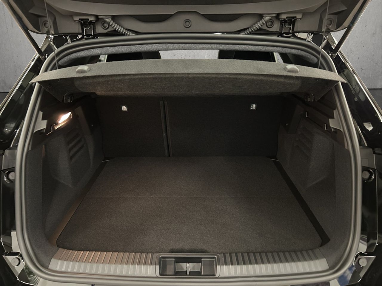 https://csb-strapi-files.fsn1.your-objectstorage.com/inventory-cars/images/1dd9a5176ccde63ba8f19fcfdb6fd35afabcf031/17_1280_8929.jpg