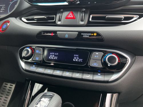 https://csb-strapi-files.fsn1.your-objectstorage.com/inventory-cars/images/1df45633aa08f8598d65ef662de918fe06f696f3/21_500_7915.jpg
