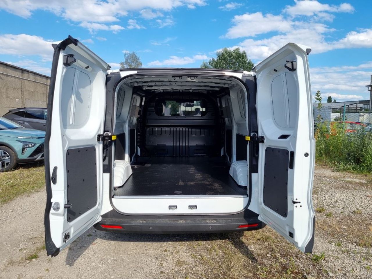 https://csb-strapi-files.fsn1.your-objectstorage.com/inventory-cars/images/21a051fda46e937277586953af227bc830a96ace/12_1280_1075.jpg
