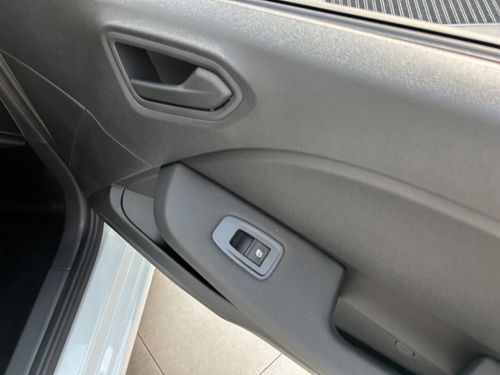 https://csb-strapi-files.fsn1.your-objectstorage.com/inventory-cars/images/235eda94e37bc64fbe379c8982ee5d607af98bb3/21_500_8569.jpg