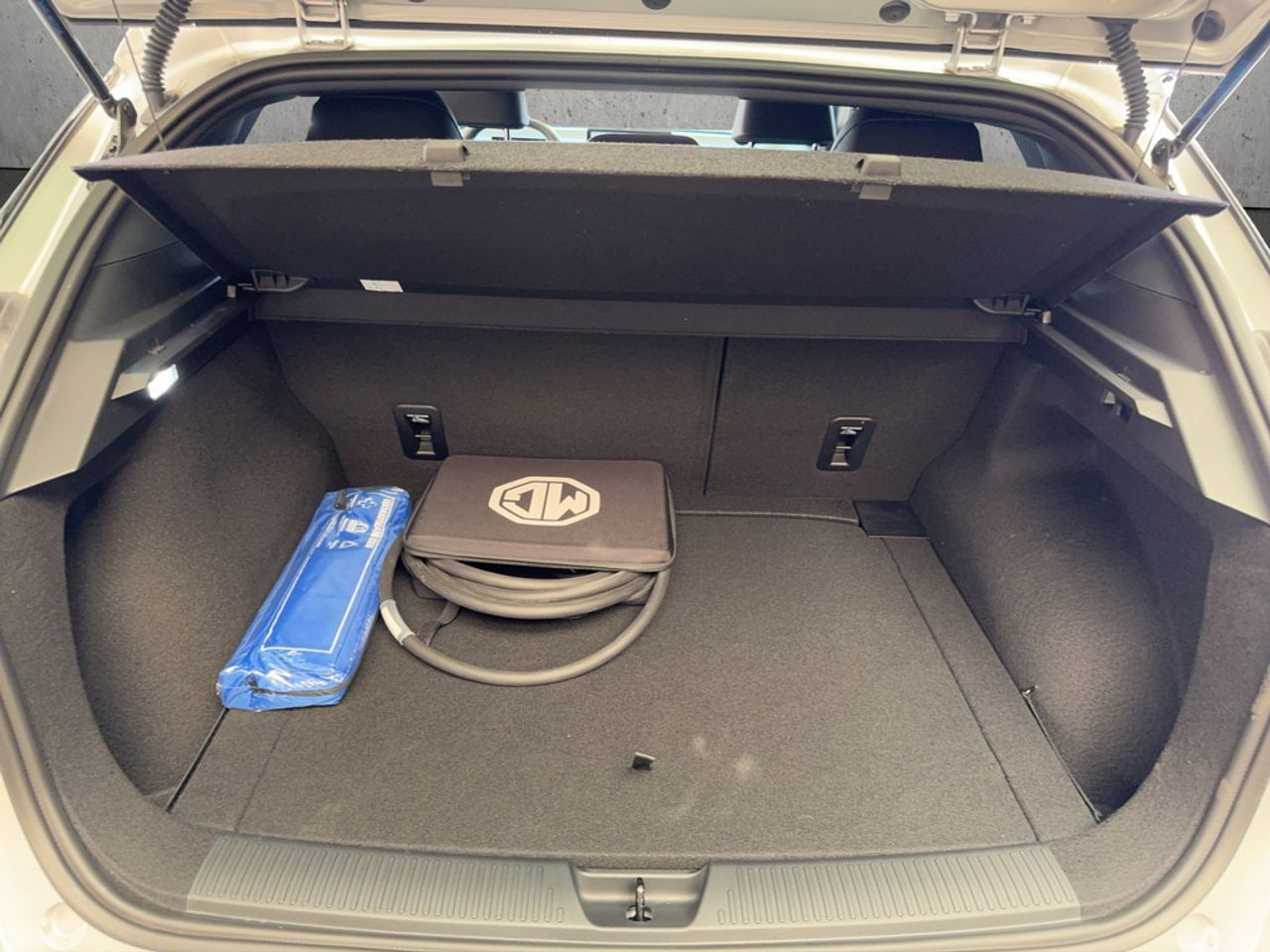 https://csb-strapi-files.fsn1.your-objectstorage.com/inventory-cars/images/26f73c49605164362ef6c344f5dad65c404a8f2c/17_1280_5901.jpg