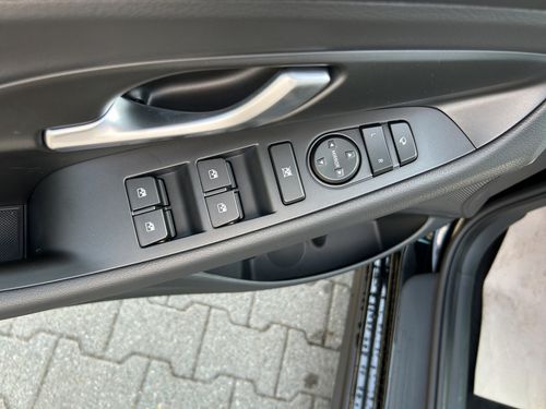 https://csb-strapi-files.fsn1.your-objectstorage.com/inventory-cars/images/2904eae7ab86609d1710631cb7c709daec44a2ae/35_500_6051.jpg