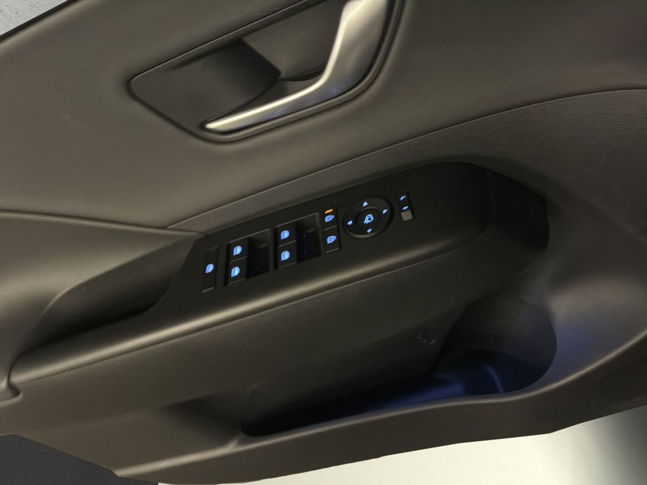 https://csb-strapi-files.fsn1.your-objectstorage.com/inventory-cars/images/29944c3d6b363ba800ba159caa7773f27328411d/12_1280_8716.jpg