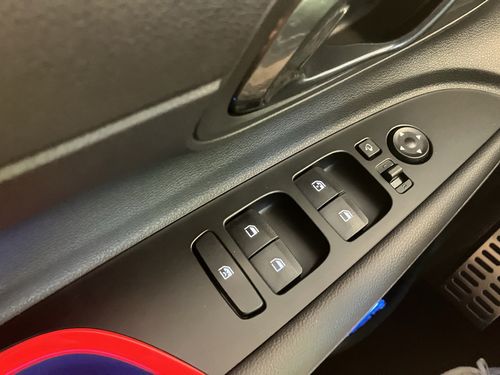 https://csb-strapi-files.fsn1.your-objectstorage.com/inventory-cars/images/2bce139348e3e8672d6b94cc16271201dd0e196a/13_500_8141.jpg