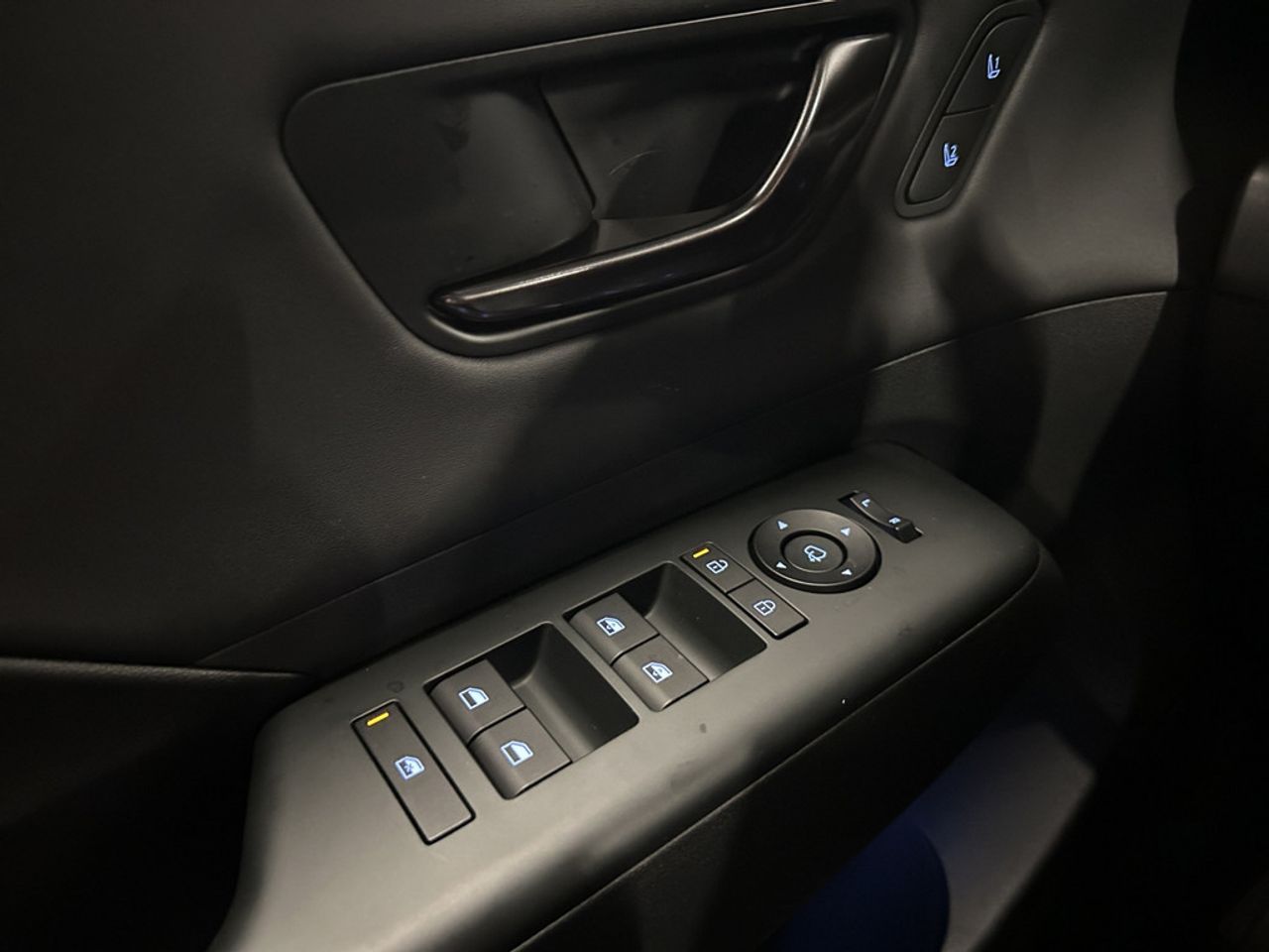 https://csb-strapi-files.fsn1.your-objectstorage.com/inventory-cars/images/2bf97b6304ae226b016b1e6f0909002d7d0b9af4/13_1280_3701.jpg