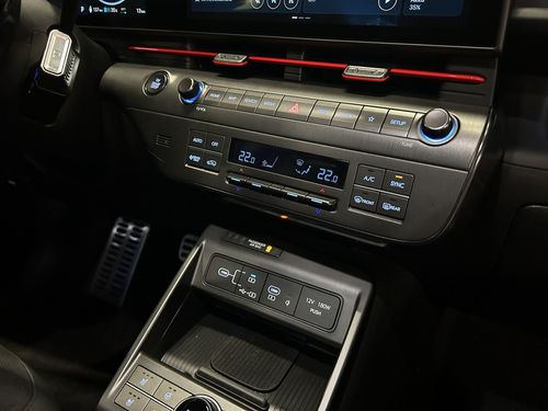 https://csb-strapi-files.fsn1.your-objectstorage.com/inventory-cars/images/2bf97b6304ae226b016b1e6f0909002d7d0b9af4/21_500_3627.jpg