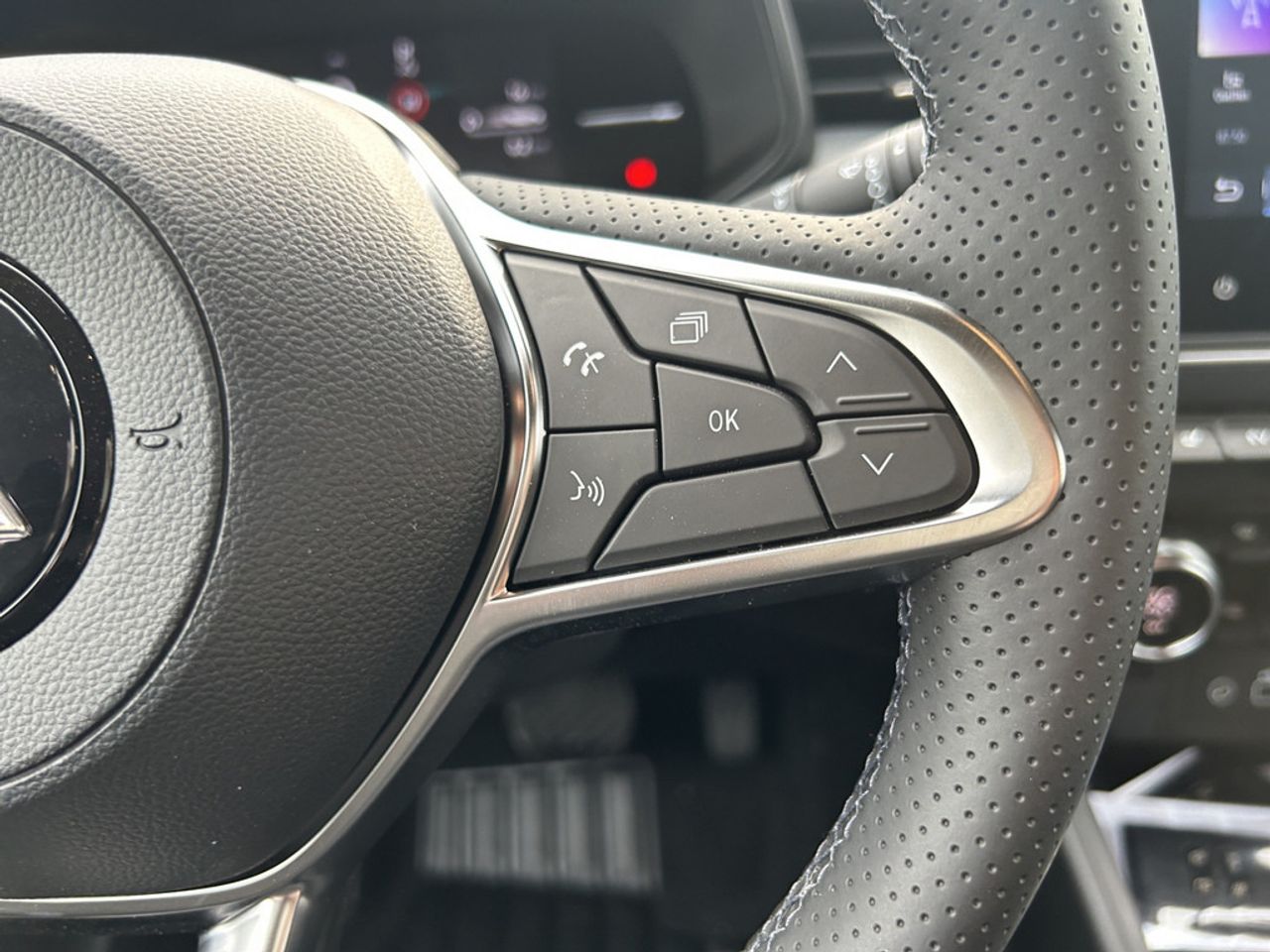 https://csb-strapi-files.fsn1.your-objectstorage.com/inventory-cars/images/2c8aa73c1a93e89415ed73ea7e983401c04fae6b/13_1280_6118.jpg
