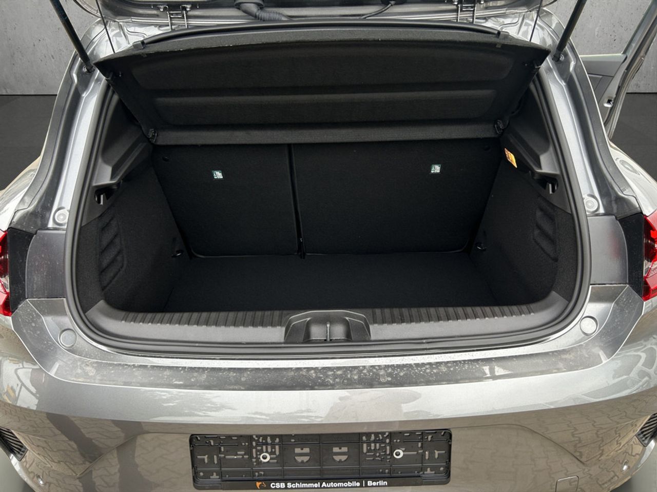 https://csb-strapi-files.fsn1.your-objectstorage.com/inventory-cars/images/2c8aa73c1a93e89415ed73ea7e983401c04fae6b/22_1280_1316.jpg