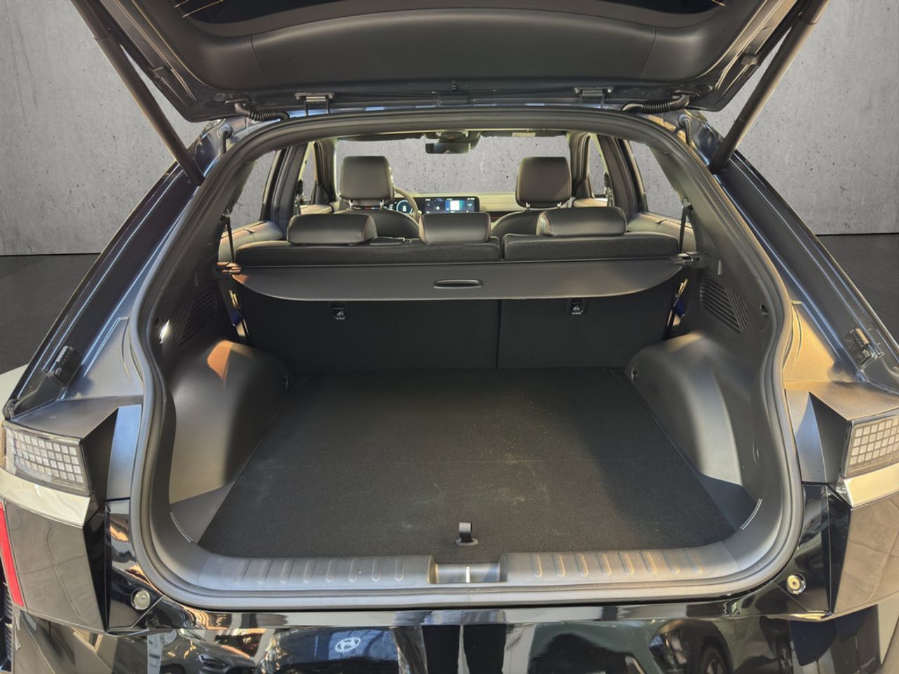 https://csb-strapi-files.fsn1.your-objectstorage.com/inventory-cars/images/32a56379f2744cce0cd067ad72b1c8e7bd6cd6e0/17_1280_3572.jpg