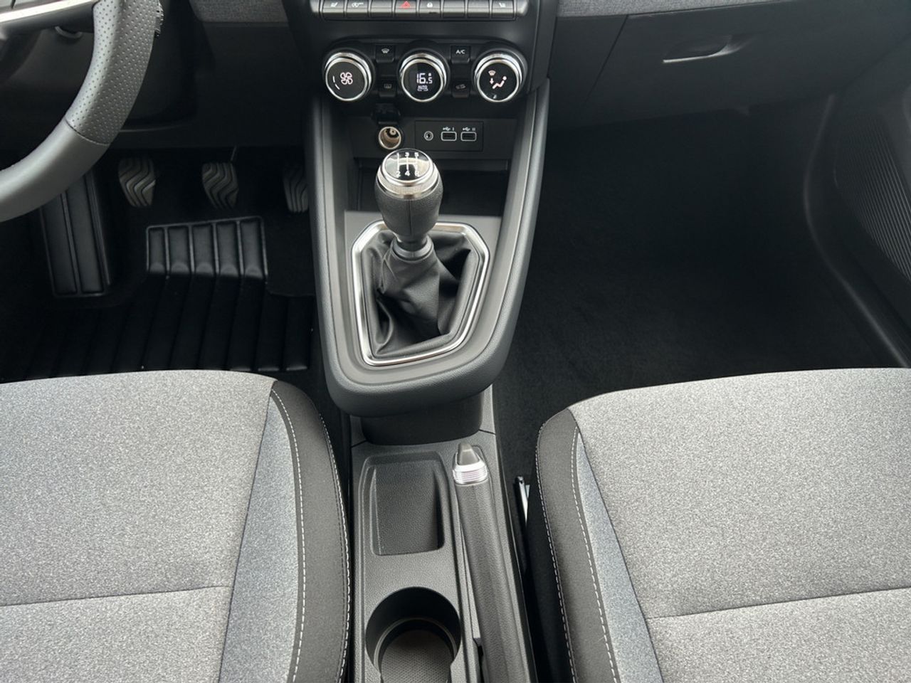 https://csb-strapi-files.fsn1.your-objectstorage.com/inventory-cars/images/32be2a57a25c8fe3112b92dc3b437d6a69b8ec83/10_1280_7775.jpg