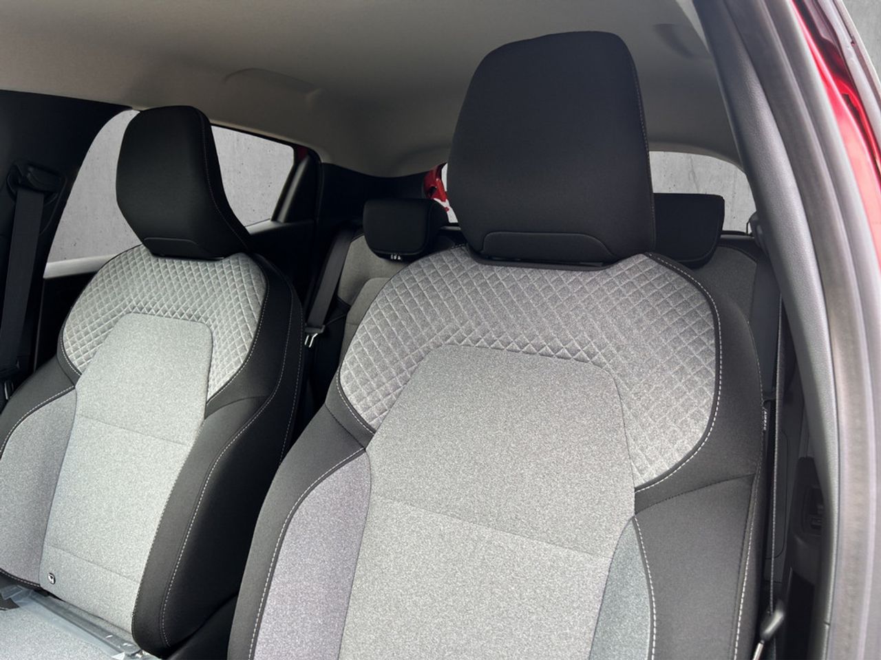 https://csb-strapi-files.fsn1.your-objectstorage.com/inventory-cars/images/32be2a57a25c8fe3112b92dc3b437d6a69b8ec83/35_1280_4708.jpg
