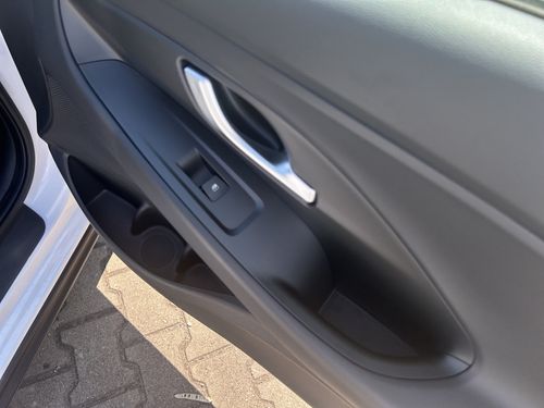https://csb-strapi-files.fsn1.your-objectstorage.com/inventory-cars/images/35d46f89556c79005059e0c09c8c28bea786c8c0/21_500_4181.jpg