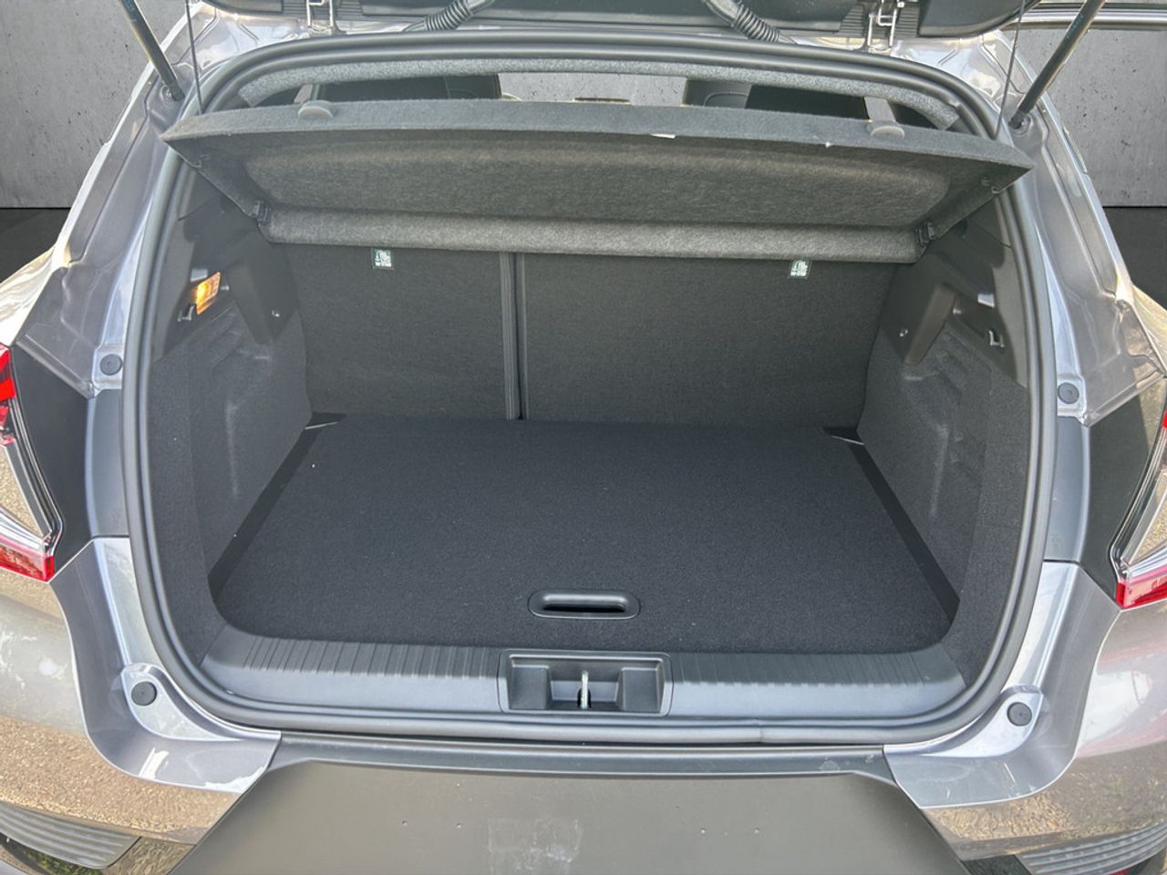 https://csb-strapi-files.fsn1.your-objectstorage.com/inventory-cars/images/39e601d78e60ba3ed4cc1af459e3b501375213a6/22_1280_5076.jpg