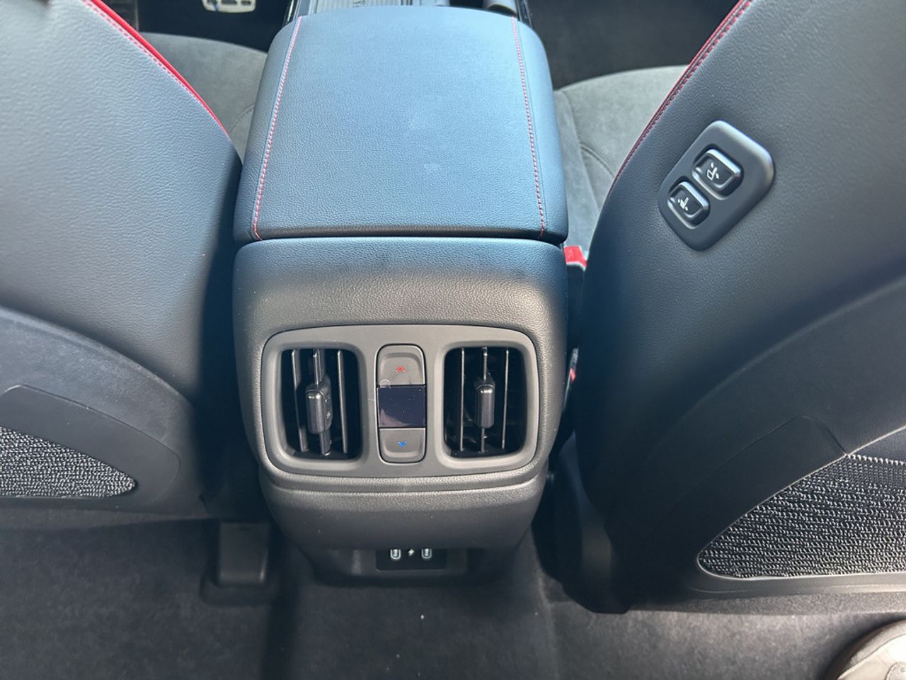 https://csb-strapi-files.fsn1.your-objectstorage.com/inventory-cars/images/4329cdca3ca4543ddbea54e4e20d9ef9aaaff345/22_1280_6112.jpg