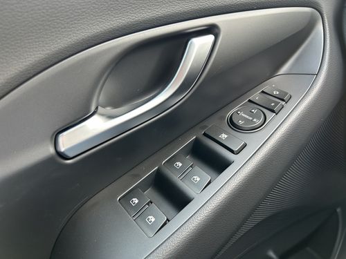 https://csb-strapi-files.fsn1.your-objectstorage.com/inventory-cars/images/43d479ef15984e1318f7da9318f68e53b1a2e29b/13_500_3903.jpg