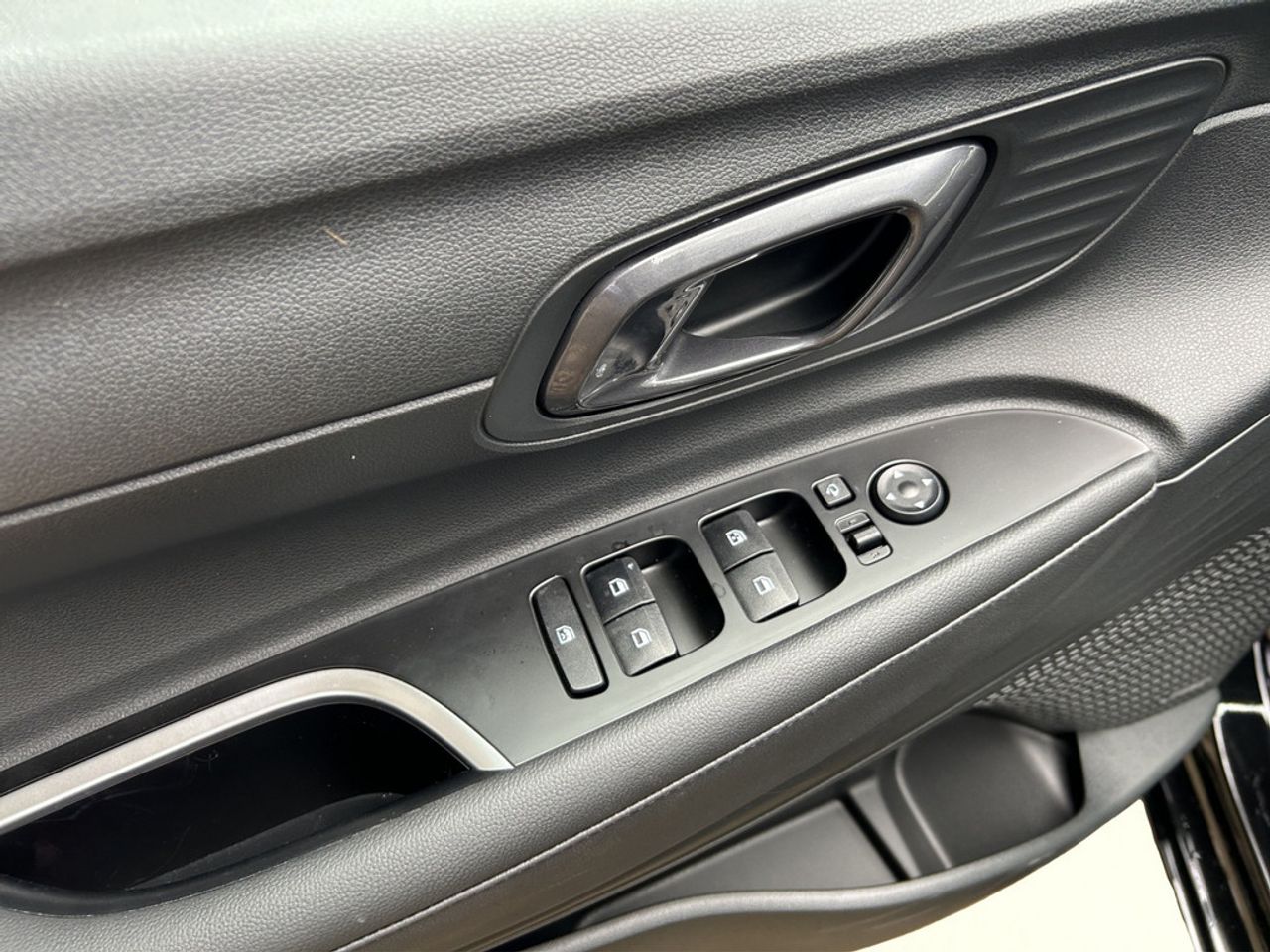 https://csb-strapi-files.fsn1.your-objectstorage.com/inventory-cars/images/4a31a6ca3b618f54c2e59bdc80181a83dd100719/11_1280_5068.jpg