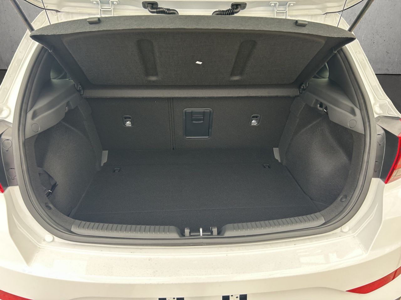 https://csb-strapi-files.fsn1.your-objectstorage.com/inventory-cars/images/4f756884f8ae8311f51ef5f8f744d822c63a4f15/18_1280_2528.jpg