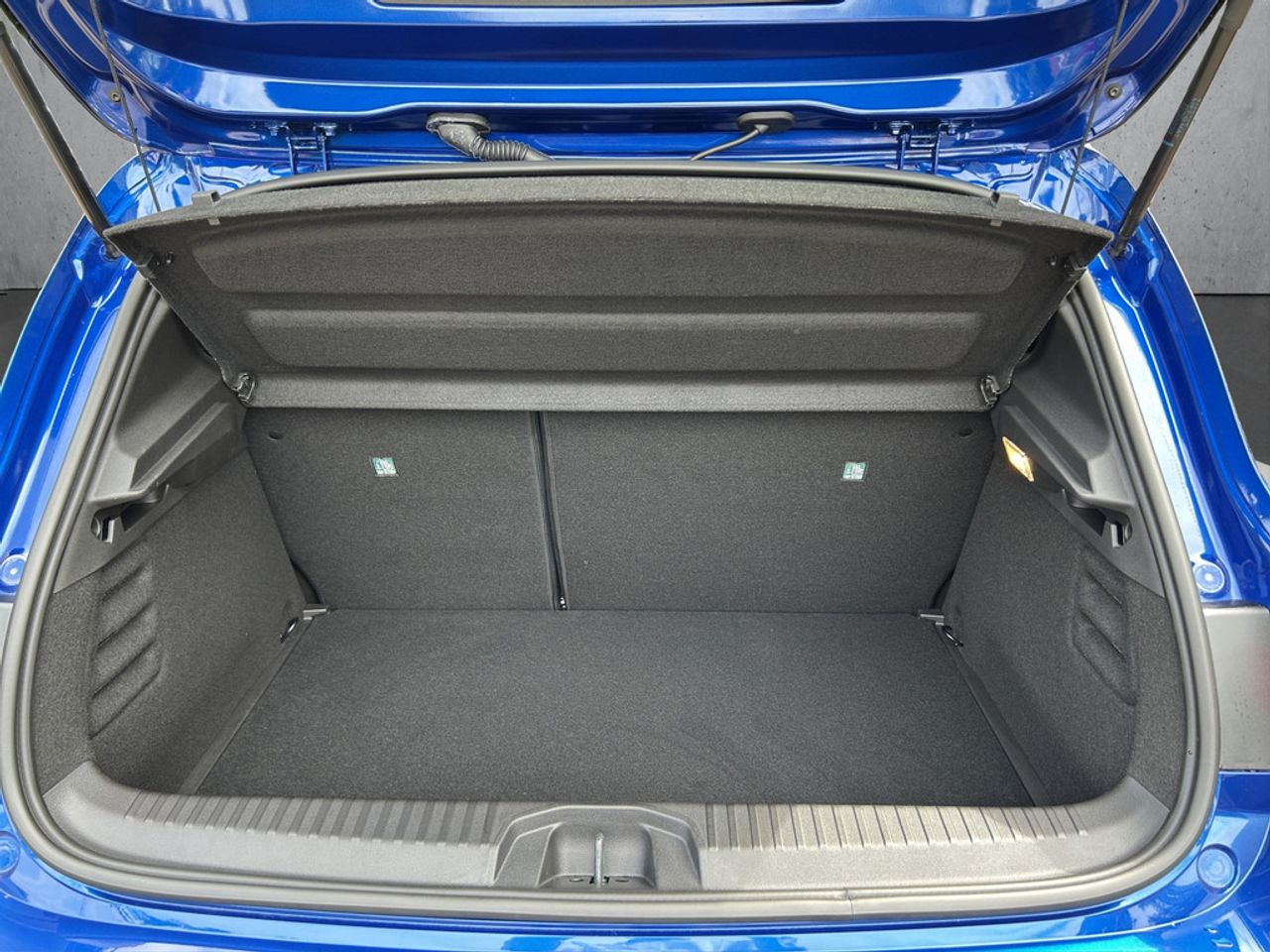 https://csb-strapi-files.fsn1.your-objectstorage.com/inventory-cars/images/54512fc30faa403b4cc43f6e516aa3ba20c95dc9/17_1280_7815.jpg