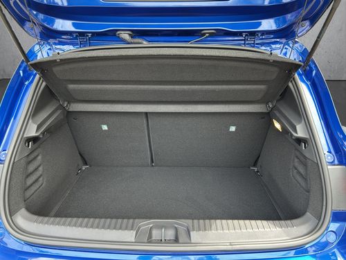 https://csb-strapi-files.fsn1.your-objectstorage.com/inventory-cars/images/54512fc30faa403b4cc43f6e516aa3ba20c95dc9/17_500_1527.jpg