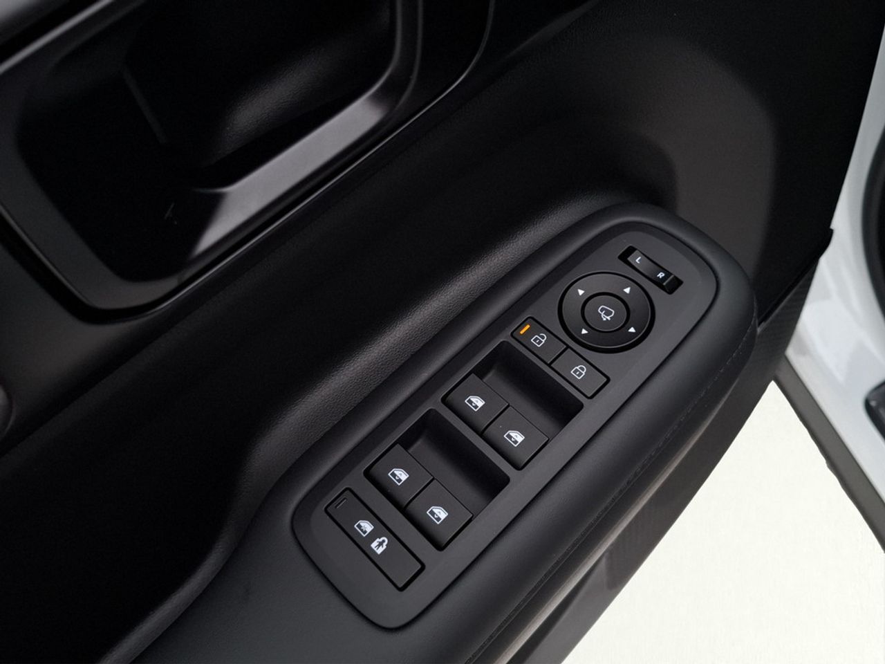 https://csb-strapi-files.fsn1.your-objectstorage.com/inventory-cars/images/55f08dc8a2ea4da9c638ce5266f10920e8f26b6e/13_1280_4711.jpg