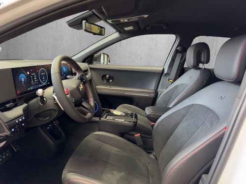 https://csb-strapi-files.fsn1.your-objectstorage.com/inventory-cars/images/5acdf3f006bb0c79fb016f76418193c50d5375a0/9_500_9481.jpg