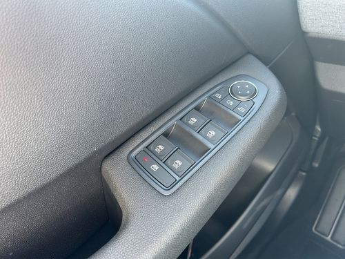 https://csb-strapi-files.fsn1.your-objectstorage.com/inventory-cars/images/5e6abfbc3aa60190da8dafb2c95f0273e1f77521/14_500_1121.jpg