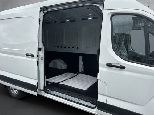 https://csb-strapi-files.fsn1.your-objectstorage.com/inventory-cars/images/5f9fecc2fda9c0762e4c1583401eb66b9225f7a1/19_500_1514.jpg