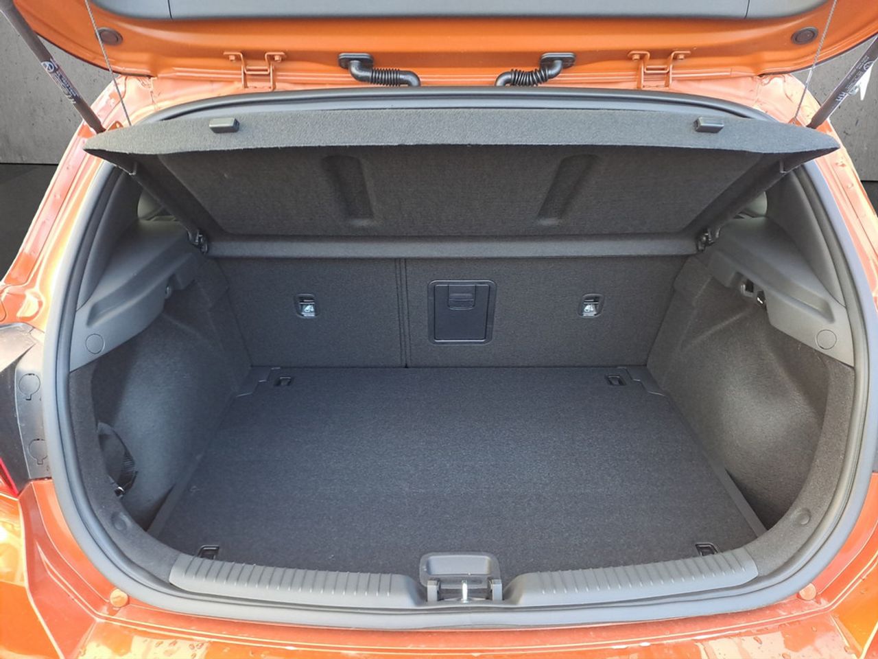 https://csb-strapi-files.fsn1.your-objectstorage.com/inventory-cars/images/6aacc9c7e9657b598124c0c1869c3b0966d85224/18_1280_2173.jpg