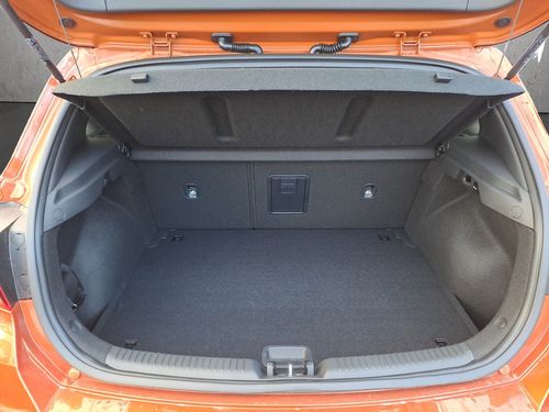 https://csb-strapi-files.fsn1.your-objectstorage.com/inventory-cars/images/6aacc9c7e9657b598124c0c1869c3b0966d85224/18_500_7731.jpg