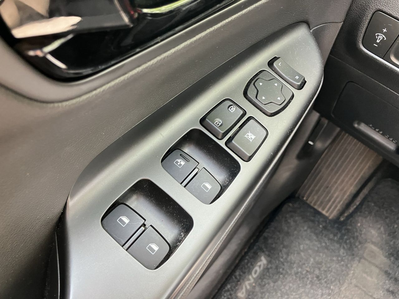 https://csb-strapi-files.fsn1.your-objectstorage.com/inventory-cars/images/6cbebb0bd089641e1cff8990f6e6a8d03569b0d4/13_1280_3647.jpg