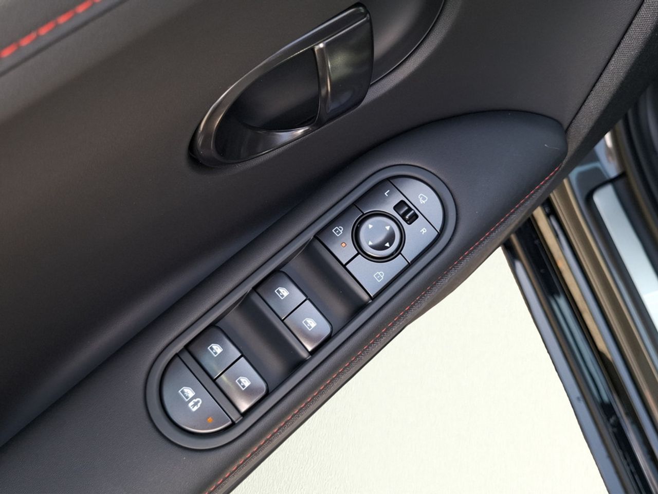 https://csb-strapi-files.fsn1.your-objectstorage.com/inventory-cars/images/6d27e7c7a127d059d90b7b71d080e8eae562b605/13_1280_3529.jpg
