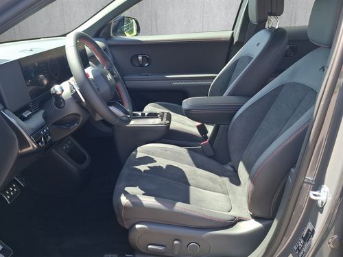 https://csb-strapi-files.fsn1.your-objectstorage.com/inventory-cars/images/6d27e7c7a127d059d90b7b71d080e8eae562b605/9_500_3934.jpg