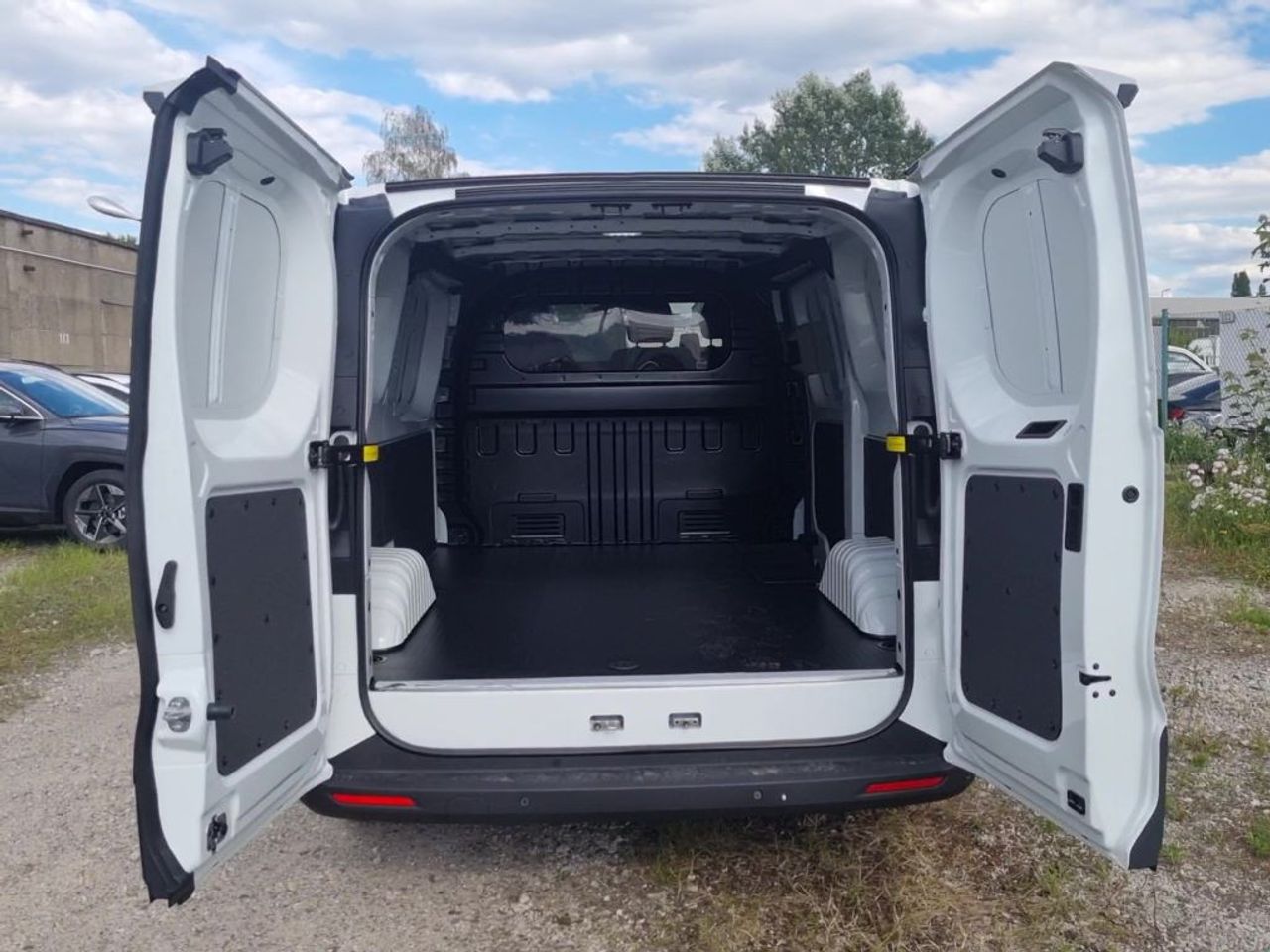 https://csb-strapi-files.fsn1.your-objectstorage.com/inventory-cars/images/6d652378040da0854010c4b5ec6b62df3fe3c769/7_1280_5624.jpg