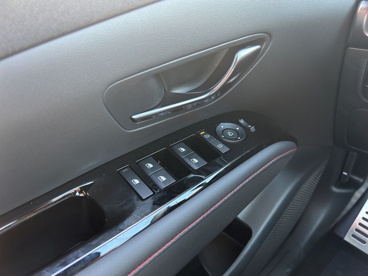 https://csb-strapi-files.fsn1.your-objectstorage.com/inventory-cars/images/6ee6d0e92c33dcbde71d1e448934f203bc8f3fa0/13_1280_5918.jpg