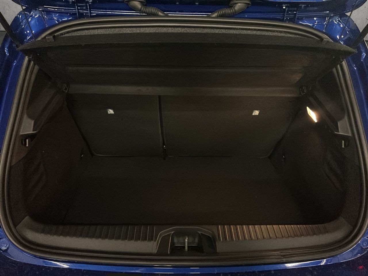 https://csb-strapi-files.fsn1.your-objectstorage.com/inventory-cars/images/72b09fa74f01c857d620420bda8ce6978c590aeb/22_1280_7143.jpg
