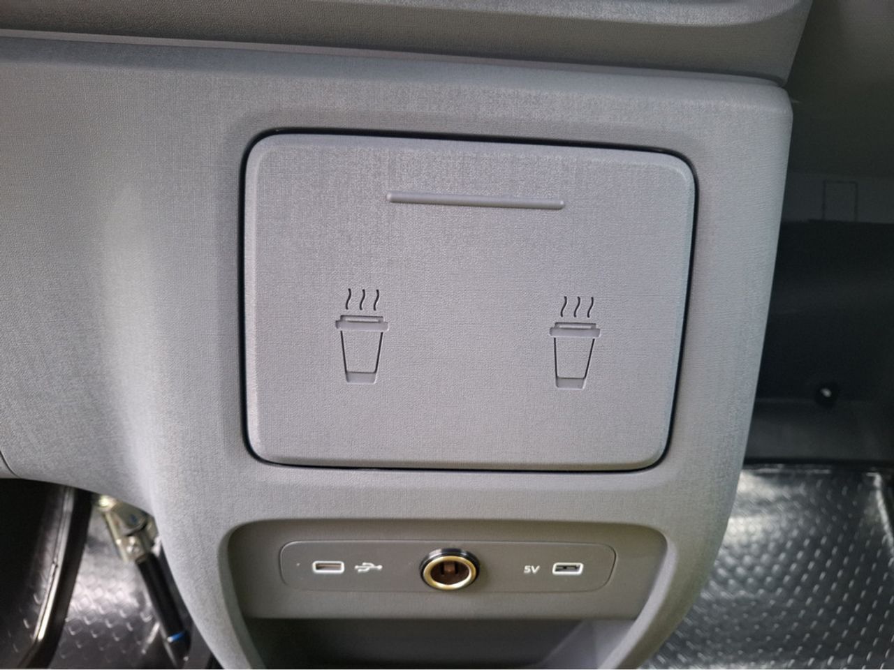 https://csb-strapi-files.fsn1.your-objectstorage.com/inventory-cars/images/7552825947d8065c328b1bc4264173270cf2425c/16_1280_5104.jpg